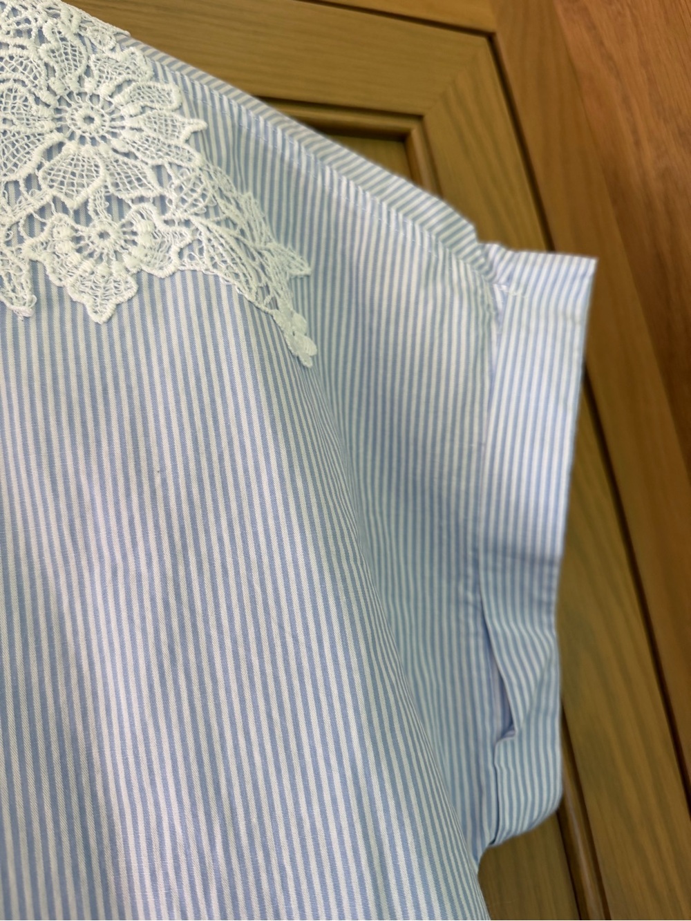 Frette Light Blue Pinstripe Button-Front Nightshirt with Lace Applique / large - Picture 4 of 13